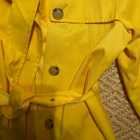 LAUREN BY RALPH LAUREN RAINCOAT. Size PETITE MEDIUM. Condition LIKE NEW! - Picture 2 of 4